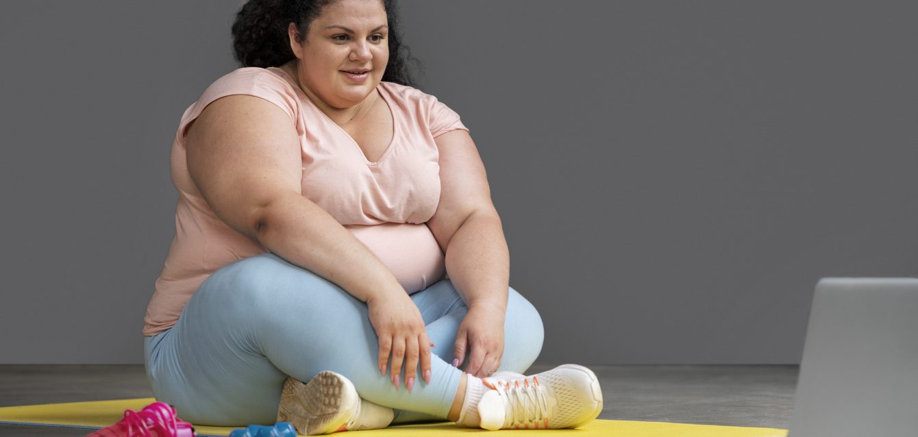 full-shot-woman-exercising-gym full-shot-woman-exercising-gym