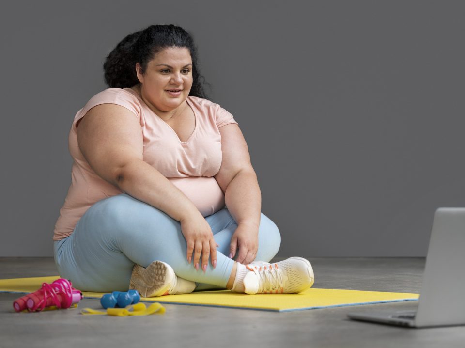 full-shot-woman-exercising-gym full-shot-woman-exercising-gym